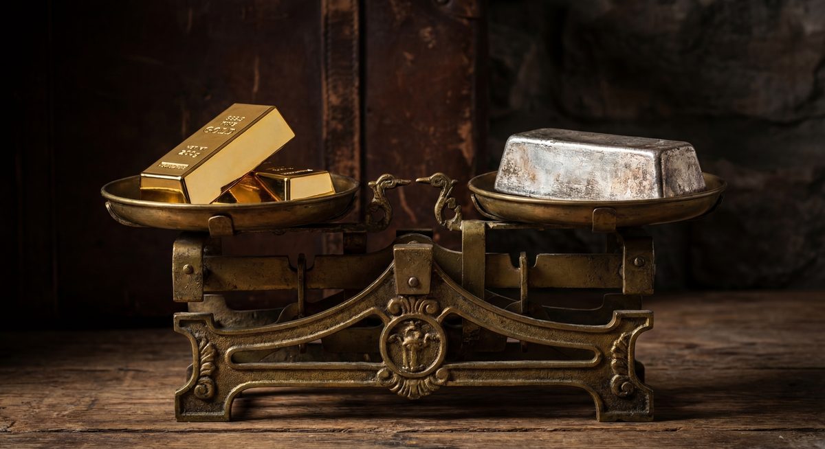 Zlata in srebrna palica na starinski tehtnici